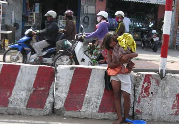 Trẻ ăn xin chèo kéo người đi đường ảnh 1