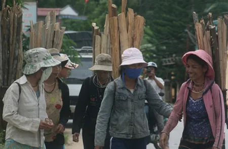 Làng… gùi củi ảnh 1 Làng… gùi củi ảnh 1