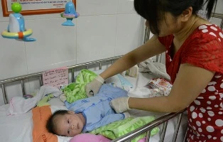 Em bé bị bỏ rơi và tình người trên Facebook ảnh 1