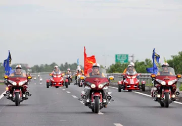 Mất áo vàng vì mô tô dẫn đường lạc lối ảnh 1