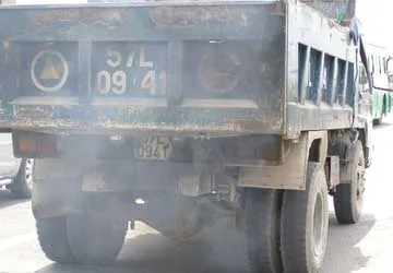 Ngạt thở vì xe xả khói đen ảnh 1 Ngạt thở vì xe xả khói đen ảnh 1