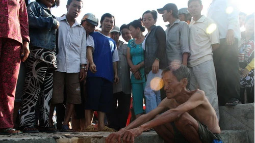 Cụ già 70 lao xuống nước đen ngòm… vớt xác ảnh 3 Cụ già 70 lao xuống nước đen ngòm… vớt xác ảnh 3