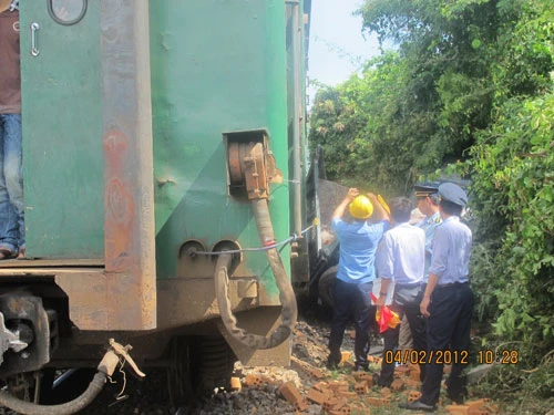 Tàu hỏa va chạm ô tô, một người chết ảnh 2