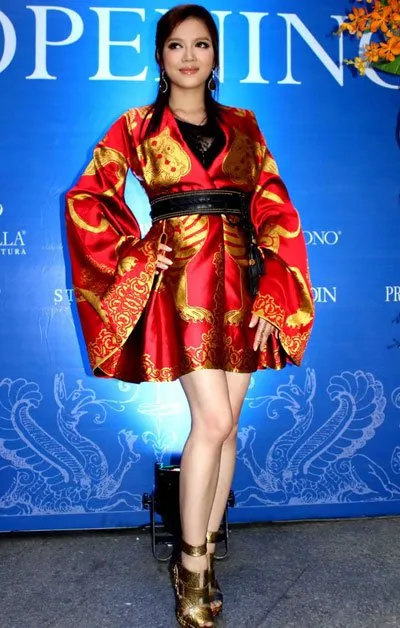 Lý Nhã Kỳ diện váy áo gần 2 tỷ đi làm từ thiện ảnh 1 Lý Nhã Kỳ diện váy áo gần 2 tỷ đi làm từ thiện ảnh 1