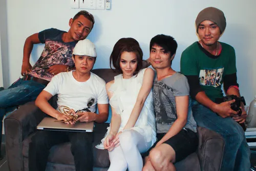 Hồ Ngọc Hà xuất hiện sau tin đồn mang bầu ảnh 1 Hồ Ngọc Hà xuất hiện sau tin đồn mang bầu ảnh 1