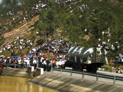 Tường thuật trực tiếp: Trục vớt chiếc xe khách bị lũ cuốn trôi - Phần 2 ảnh 39 Tường thuật trực tiếp: Trục vớt chiếc xe khách bị lũ cuốn trôi - Phần 2 ảnh 39