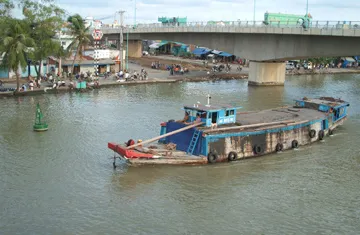 Đường sông - tiềm năng vận tải vô cùng lớn của miền Đông, miền Tây Nam bộ. Đường sông - tiềm năng vận tải vô cùng lớn của miền Đông, miền Tây Nam bộ.