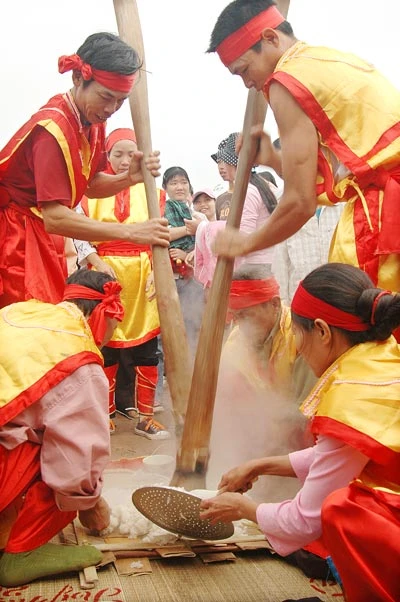 Thi giã bánh giày tại lễ hội Hương Nha, Phú Thọ. Ảnh: Trung Kiên