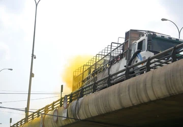 Xe tải chở hóa chất cháy trên cầu ảnh 1