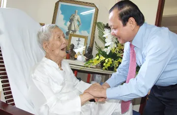 Lãnh đạo TP.HCM thăm GS Trần Văn Giàu ảnh 1 Lãnh đạo TP.HCM thăm GS Trần Văn Giàu ảnh 1