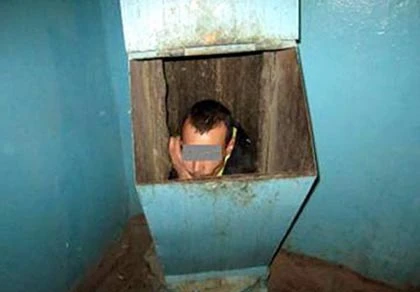 Phi thân từ tầng 8 để... trốn bạn gái ảnh 1