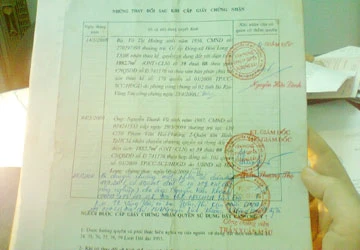 Giấy đỏ cũng bị đóng dấu công chứng ảnh 1