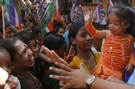 Người phụ nữ nhỏ nhất thế giới tham gia vận động tranh cử ảnh 3