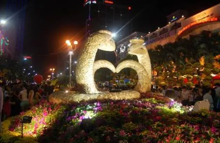 Đường hoa Nguyễn Huệ chật cứng người trong thời khắc giao thừa ảnh 2 Đường hoa Nguyễn Huệ chật cứng người trong thời khắc giao thừa ảnh 2