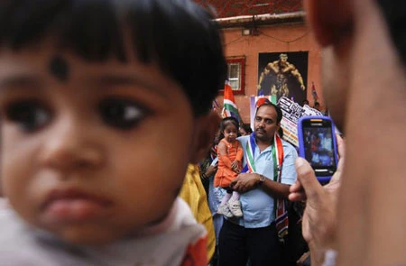 Người phụ nữ nhỏ nhất thế giới tham gia vận động tranh cử ảnh 5