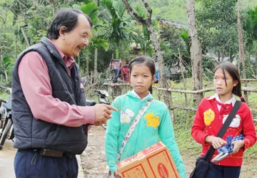 Hết lòng vì học sinh nghèo: Thầy giáo An là con của bản ảnh 1