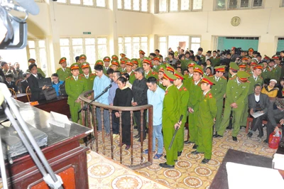 Trực tiếp vụ xử sát thủ Lê Văn Luyện: Luyện còn giấu túi tiền vàng có thể "ăn cả đời"? ảnh 7 Trực tiếp vụ xử sát thủ Lê Văn Luyện: Luyện còn giấu túi tiền vàng có thể "ăn cả đời"? ảnh 7