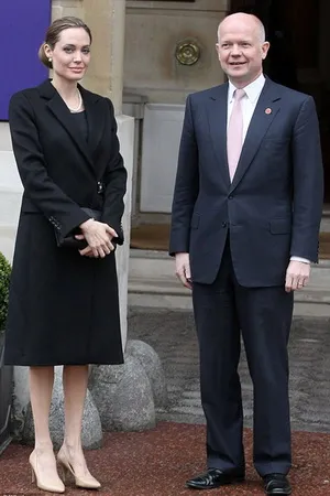 Angelina Jolie kêu gọi chống nạn hiếp dâm vùng chiến ảnh 3 Angelina Jolie kêu gọi chống nạn hiếp dâm vùng chiến ảnh 3