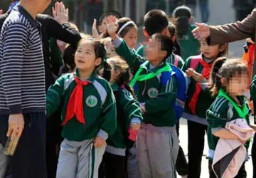 Học kém đeo khăn xanh, học giỏi đeo khăn đỏ ảnh 1 Học kém đeo khăn xanh, học giỏi đeo khăn đỏ ảnh 1