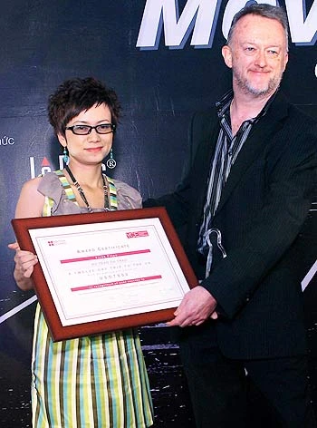 Hồ Trần Dạ Thảo nhận giải thưởng "Doanh nhân thời trang trẻ quốc tế" năm 2008-2009 trong nước. Ảnh: L.T.