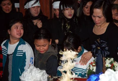 Hàng trăm người dự đám tang hai mẹ con chết ngạt ảnh 2