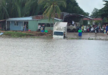 Sóc Trăng: Xe tải mất thắng trôi sông ảnh 1 Sóc Trăng: Xe tải mất thắng trôi sông ảnh 1