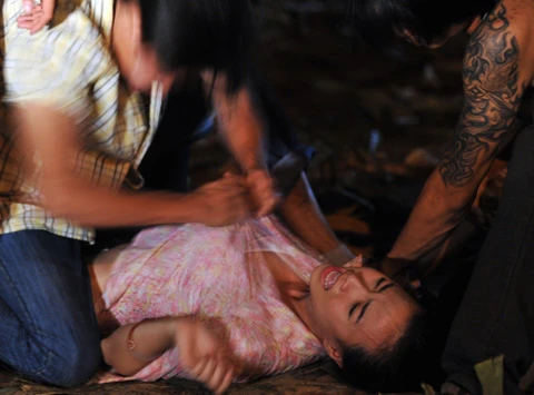 Ngọc Diệp bị xé áo ảnh 4