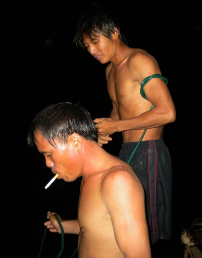 Tường thuật trực tiếp: Trục vớt chiếc xe khách bị lũ cuốn trôi - Phần 1 ảnh 5