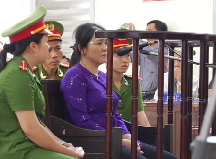 Trực tiếp phiên xử vụ án nhà báo Hoàng Hùng- phần 1: Bà Liễu bị chồng đánh trước khi đốt chồng? ảnh 11