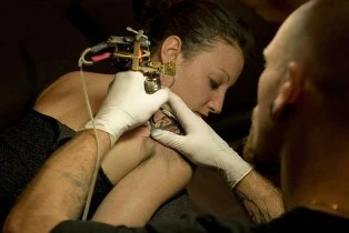 Nhiễm bệnh viêm gan B và C vì xăm mình ảnh 1