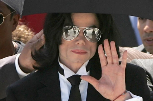 Bên cạnh sự nghiệp lẫy lừng của mình, Michael Jackson thường xuyên đối mặt với các cáo buộc lạm dụng tình dục trẻ em. Năm 1994, nam ca sĩ ra tòa vì bị cáo buộc lạm dụng một cậu bé 11 tuổi. Sau đó, Jackson và gia đình cậu bé giải quyết thông qua thương lượng. Năm 2005, Jackson tiếp tục phải hầu tòa vì bị tố cáo sàm sỡ với trẻ em. Nhưng ca sĩ được tuyên trắng án.