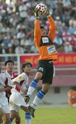 Thủ môn Vũ Dũng giờ đã là cựu binh và là chỗ dựa đáng tin cậy sau tai nạn bị loại khỏi đội tuyển. Ảnh: ANH PHÚC