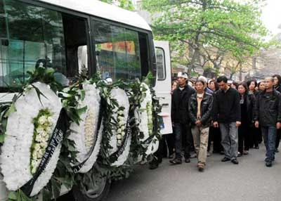 Hàng trăm người dự đám tang hai mẹ con chết ngạt ảnh 3