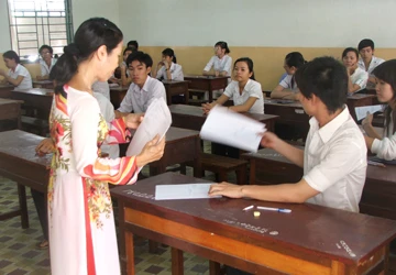 Ngày thi tốt nghiệp THPT đầu tiên: Nghiêm túc, vắng phao! ảnh 1