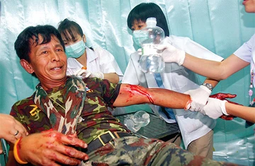 Quân đội Thái Lan - Campuchia lại bắn nhau dữ đội ảnh 1