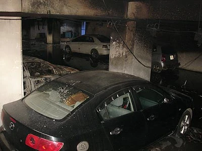 Hơn 10 chiếc xe vẫn còn nằm dưới hầm sau vụ cháy. Ảnh: Nguyễn Hưng.