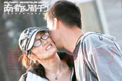 Củng Lợi không giấu giếm tình cảm với Chang - Ảnh: SINA.COM.CN