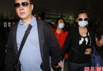 Triệu Vy bị 'bao vây' ở sân bay ảnh 5