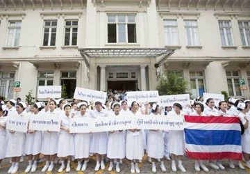 Chuẩn bị xe bọc thép giải tán phe áo đỏ ảnh 1