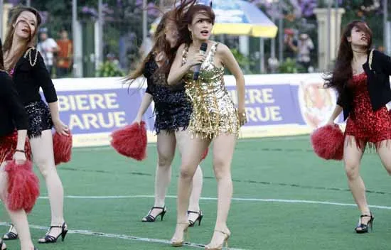 Hoàng Thùy Linh thiêu đốt sân bóng "phủi" ảnh 4