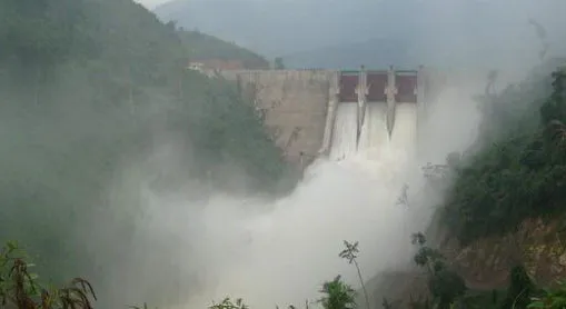 Hồ chứa nước thuỷ điện A Vương xả lũ