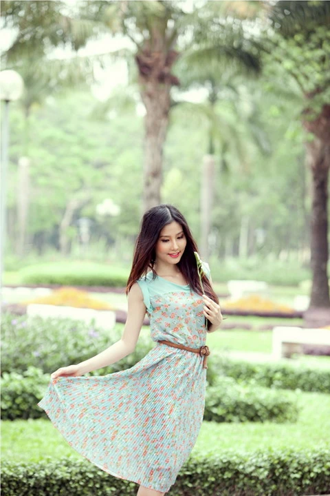 Diễm My 9x gợi cảm trong nắng Sài Gòn ảnh 2