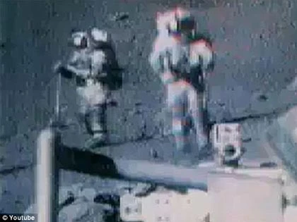 Lần đầu tiên lộ clip "vui vẻ" trên mặt trăng ảnh 1 Lần đầu tiên lộ clip "vui vẻ" trên mặt trăng ảnh 1