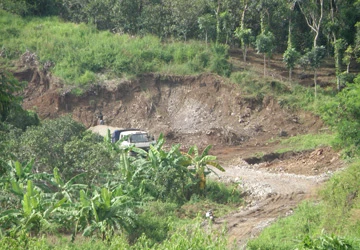 Khai thác hầm đất bừa bãi gây nguy hiểm ảnh 1