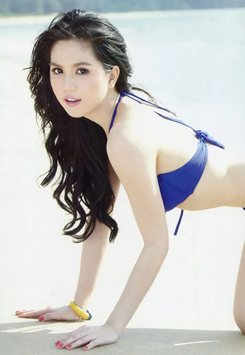 Ngắm trọn bộ ảnh bikini trên tạp chí Thái của Ngọc Trinh ảnh 2