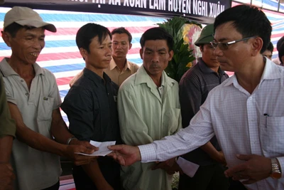 Tường thuật trực tiếp: Trục vớt chiếc xe khách bị lũ cuốn trôi - Phần 2 ảnh 29 Tường thuật trực tiếp: Trục vớt chiếc xe khách bị lũ cuốn trôi - Phần 2 ảnh 29