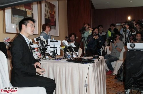 Siêu mẫu Hong Kong bị đàn ông tốc váy trong hộp đêm ảnh 2