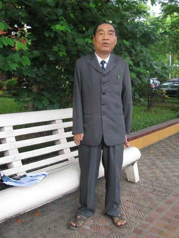 Người viết văn trên computer bằng… chân ảnh 1