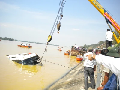 Tường thuật trực tiếp: Trục vớt chiếc xe khách bị lũ cuốn trôi - Phần 2 ảnh 37 Tường thuật trực tiếp: Trục vớt chiếc xe khách bị lũ cuốn trôi - Phần 2 ảnh 37