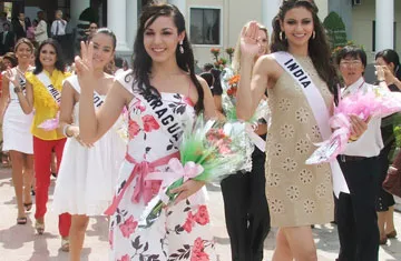 Các hoa hậu đến chào lãnh đạo UBND tỉnh Khánh Hòa. Ảnh: TN